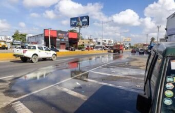 Agua desperdiciada desde alcantarilla en la avenida Los Próceres