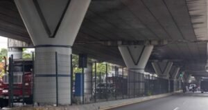 Alcaldía protege con mallas espacios debajo elevado de la 27
