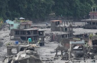 Sobrevivientes retornan a sus pueblos en Nepal