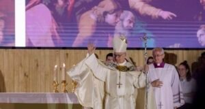 Asistentes jóvenes celebran vigilia del papa en Madrid