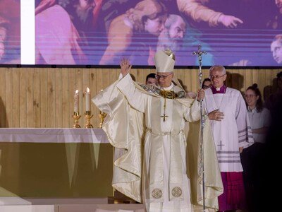 asistentes-jovenes-celebran-vigilia-del-papa-en-madrid-6991d843-focus-0-0-400-300