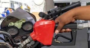 Gobierno tendrá que ajustar combustibles por presión internacional