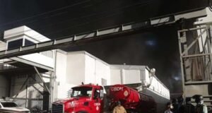 Bomberos combaten incendio en fábrica de plásticos en Haina