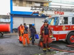 Bomberos sofocan incendio tienda Garrido