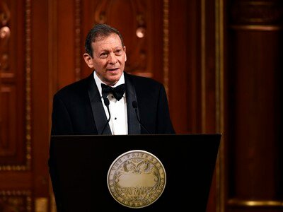 El magnate Pritzker se retira como presidente de hoteles Hyatt por vínculos con Epstein