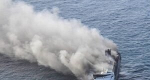Cinco muertos y 41 desaparecidos por incendio en ferry en Indonesia