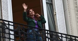 Justicia argentina intima a Kirchner por actos de partidarios