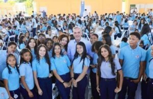 Abinader invita a jóvenes a aprovechar acceso a internet