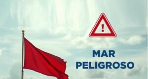 Defensa Civil de Puerto Plata coloca bandera roja por oleaje peligroso