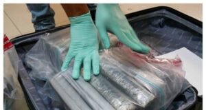 Detienen a hombre con 13 paquetes de presunta cocaína