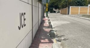 Protegen las aceras con muros, pero vecinos cuestionan la medida