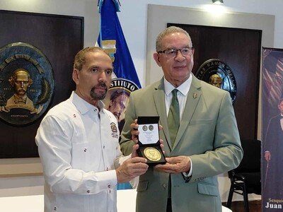 entregan-medalla-por-los-150-anos-del-fallecimiento-de-duarte-03e74814-focus-0-0-400-300