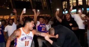 fanáticos de los Knicks destrozan una camiseta de Wemby
