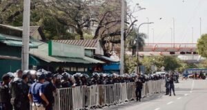 Fuerte contingente policial ejecuta desalojo en Teleofertas