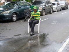 Fuga de drenaje sanitario en la calle Juan Isidro Pérez