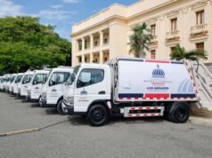 Gobierno entrega camiones compactadores a alcaldías