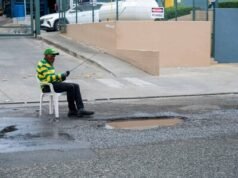 Hoyos en calle José Contreras afecta el tránsito