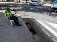 Hueco en imbornal peligro para peatones y conductores