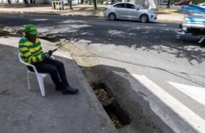Hueco en imbornal peligro para peatones y conductores