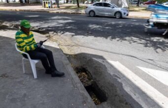 Hueco en imbornal peligro para peatones y conductores