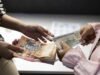 Dólar se sitúa en RD$61.68, tras repunte de 2.6 % frente al peso