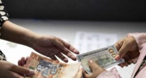 Dólar se sitúa en RD$61.68, tras repunte de 2.6 % frente al peso