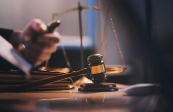 Justicia alemana exime a un repartidor que se subió a un Porsche