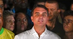Flávio Bolsonaro da marcha atrás a declararse presidente electo