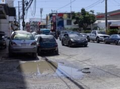 La ocupación ilegal y el mal estado complican caminar en aceras SDE