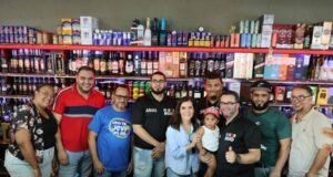 Leah Campos reúne a políticos dominicanos en colmadón de Baní