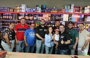 Leah Campos reúne a políticos dominicanos en colmadón de Baní