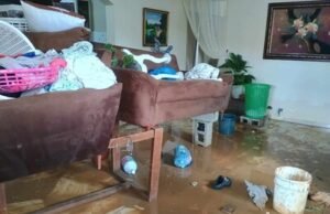 Lluvias inundan viviendas en Lechería y residentes exigen drenaje