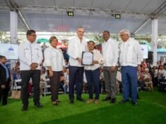 Luis Abinader entrega títulos de propiedad en Hato Nuevo