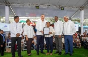 Luis Abinader entrega títulos de propiedad en Hato Nuevo