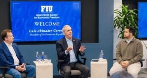 Luis Abinader llega a Miami y se reúne con jóvenes