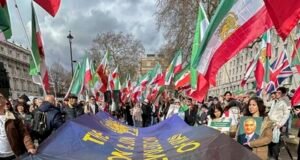 Iraníes pro Sha celebran en Londres el ataque a Irán