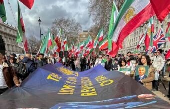 Iraníes pro Sha celebran en Londres el ataque a Irán