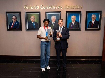 marileidy-paulino-recibe-reconocimiento-del-banco-popular-a8690f59-focus-0.07-0.36-400-300