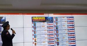 Entregan a cuatro personas con órdenes de arresto a la PN