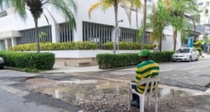 Miles de galones perdidos: avería recurrente afecta calle en Naco