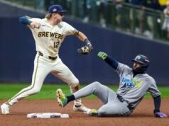 Milwaukee da el primer golpe en el inicio de la Serie Mundial