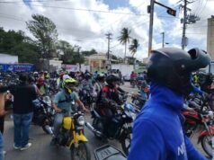 Motoconchistas se movilizan en Santiago por altos costos