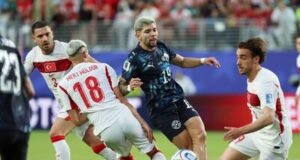 Mundial 2026: Paraguay gana con 10 por roja a Almirón