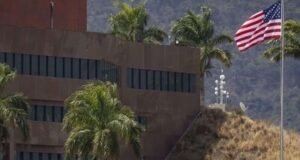 Nueva era en relaciones Venezuela con izamiento bandera Estados Unidos