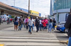 Peatones respetan cruces peatonales del Distrito Nacional