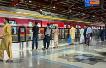 Pakistán implementa transporte público gratuito tras crisis de combustible