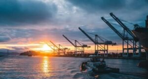Petróleo de Texas alcanza 106 dólares ante escalada de tensiones