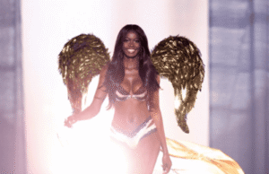 Paso de Andreína Martínez por el Victoria's Secret Fashion Show 2026