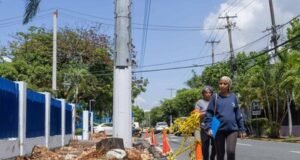Peatones caminan entre vehículos por obras en acera de La Maternidad