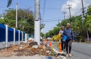 Peatones caminan entre vehículos por obras en acera de La Maternidad
